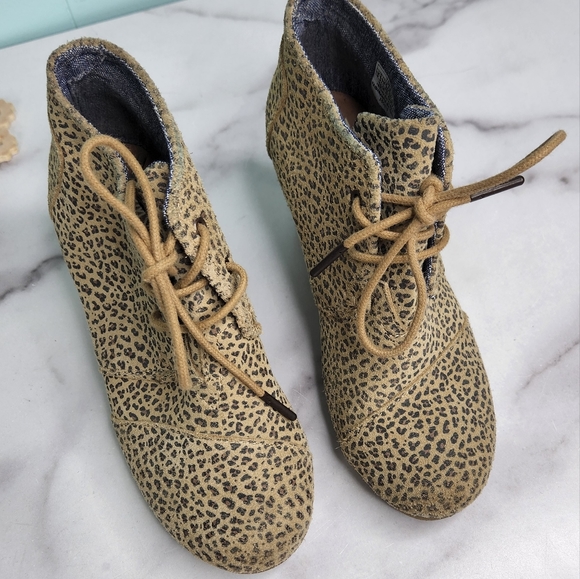 Tom's Kala Cheetah Suede Desert Boot - Picture 4 of 9